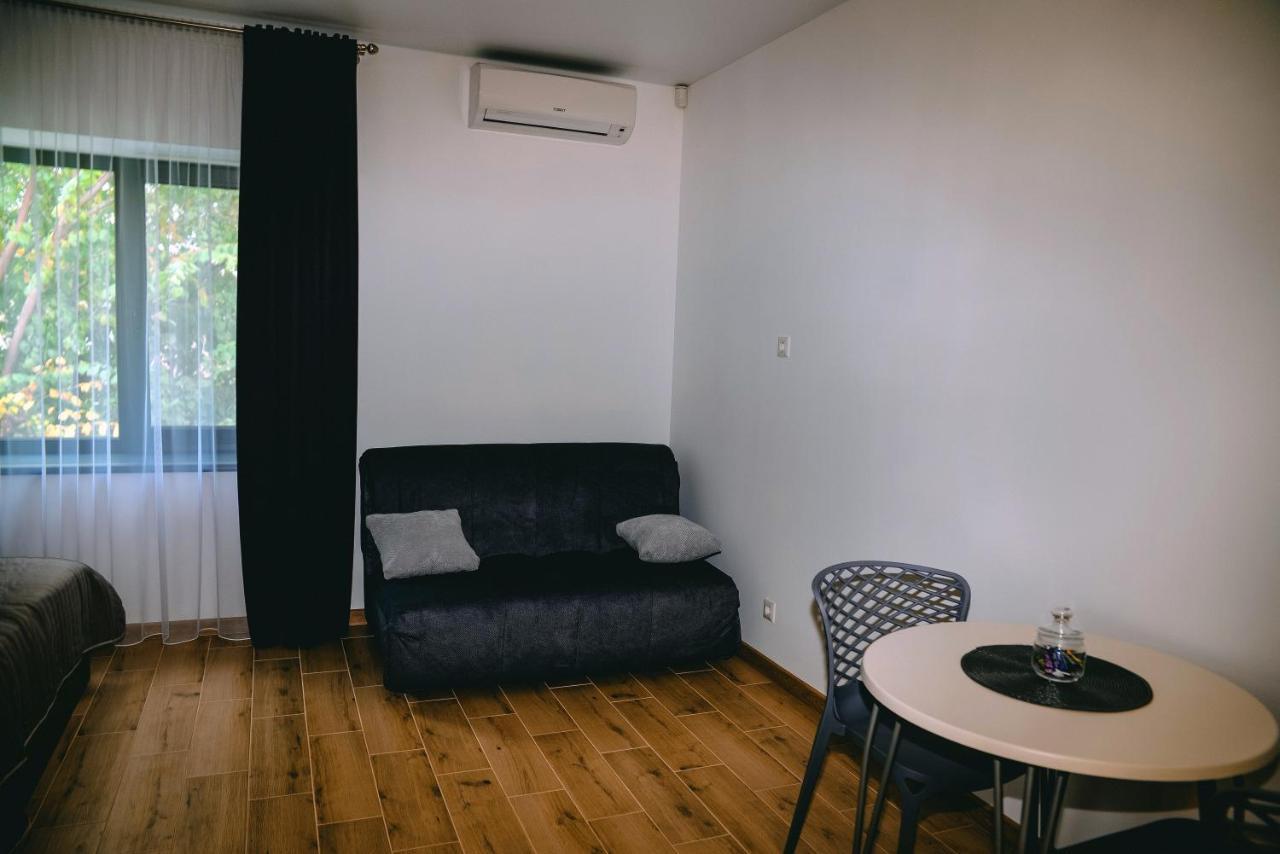 Four Rooms Apartments Cherkasy Exterior photo
