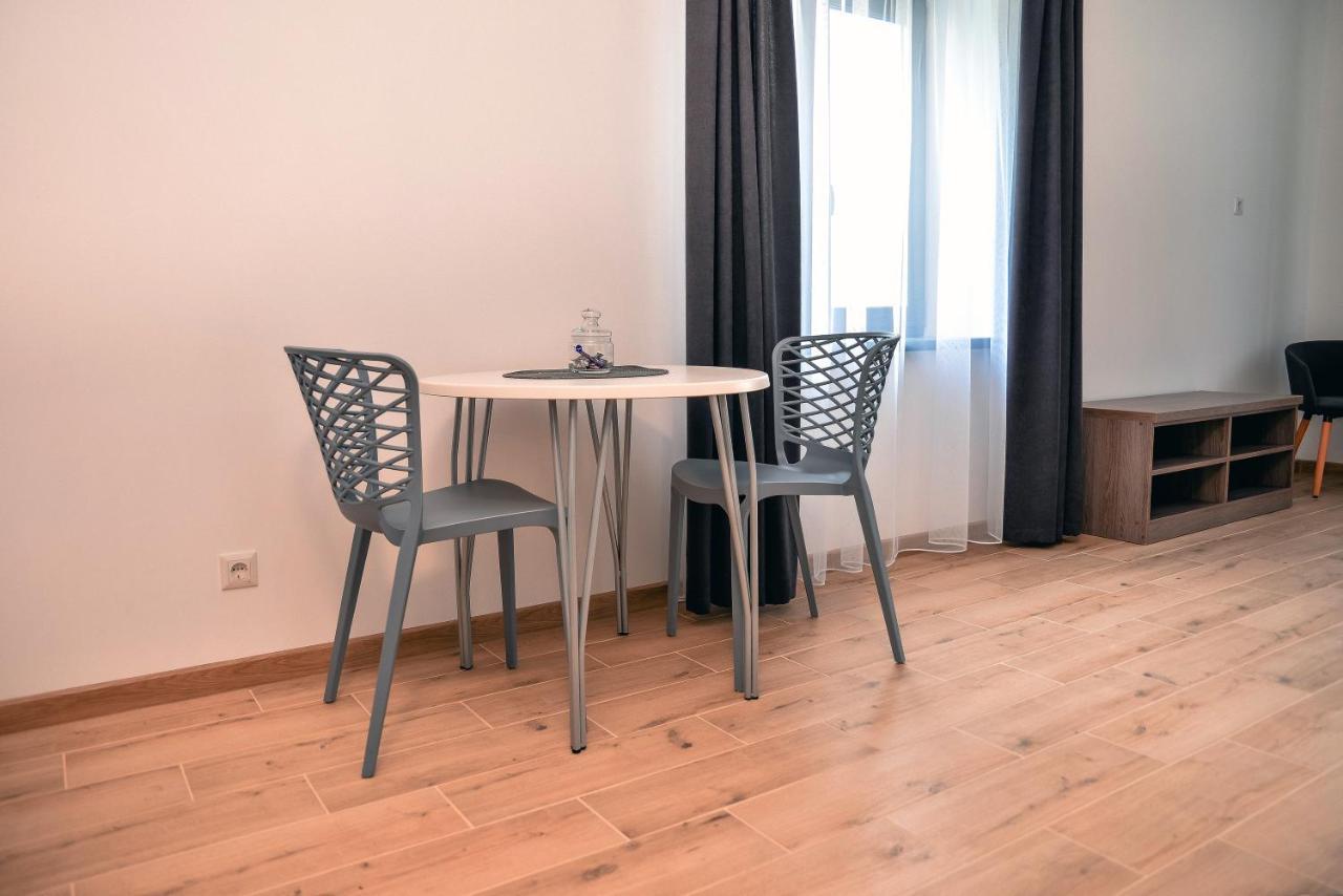 Four Rooms Apartments Cherkasy Exterior photo