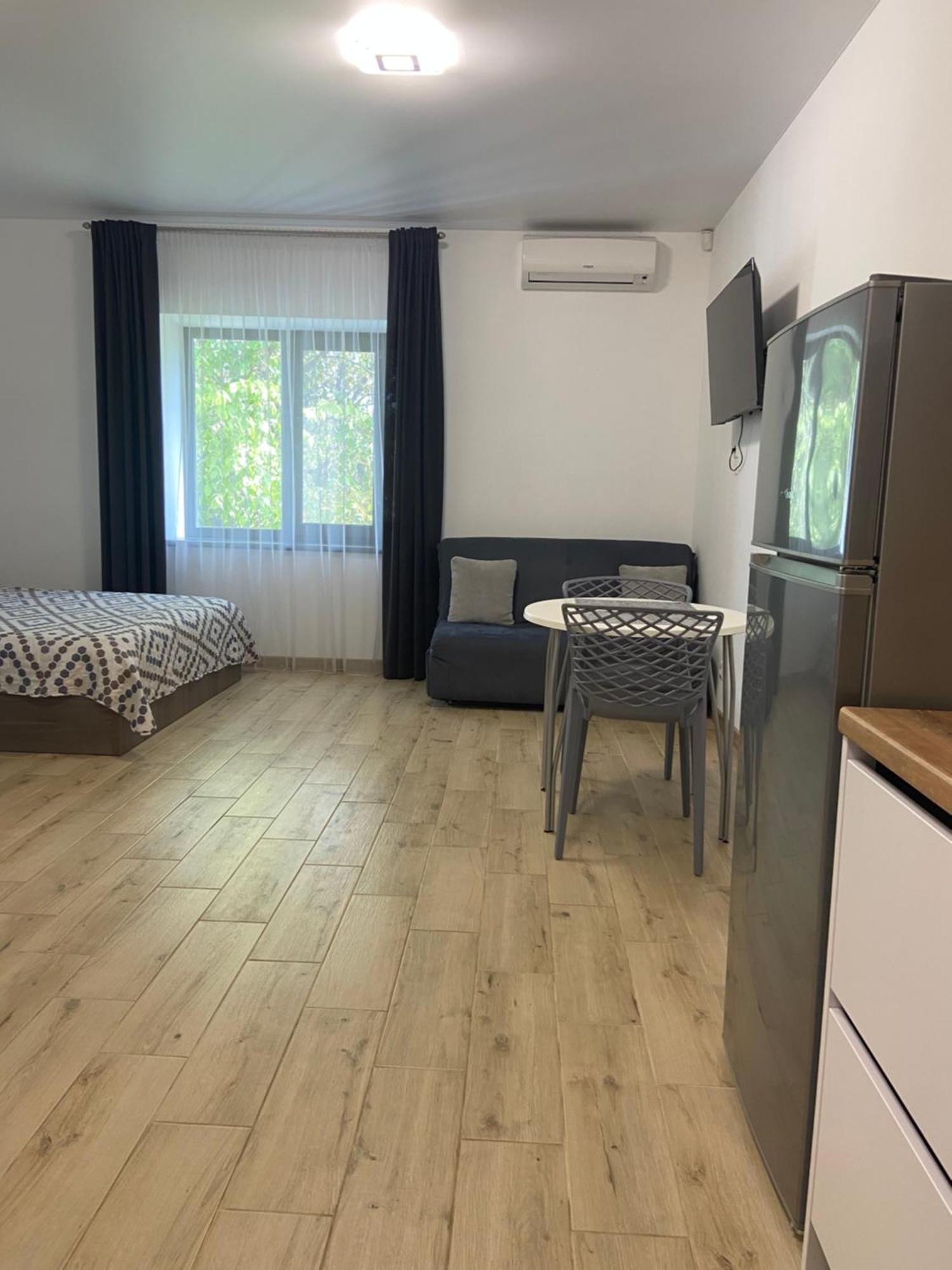 Four Rooms Apartments Cherkasy Exterior photo
